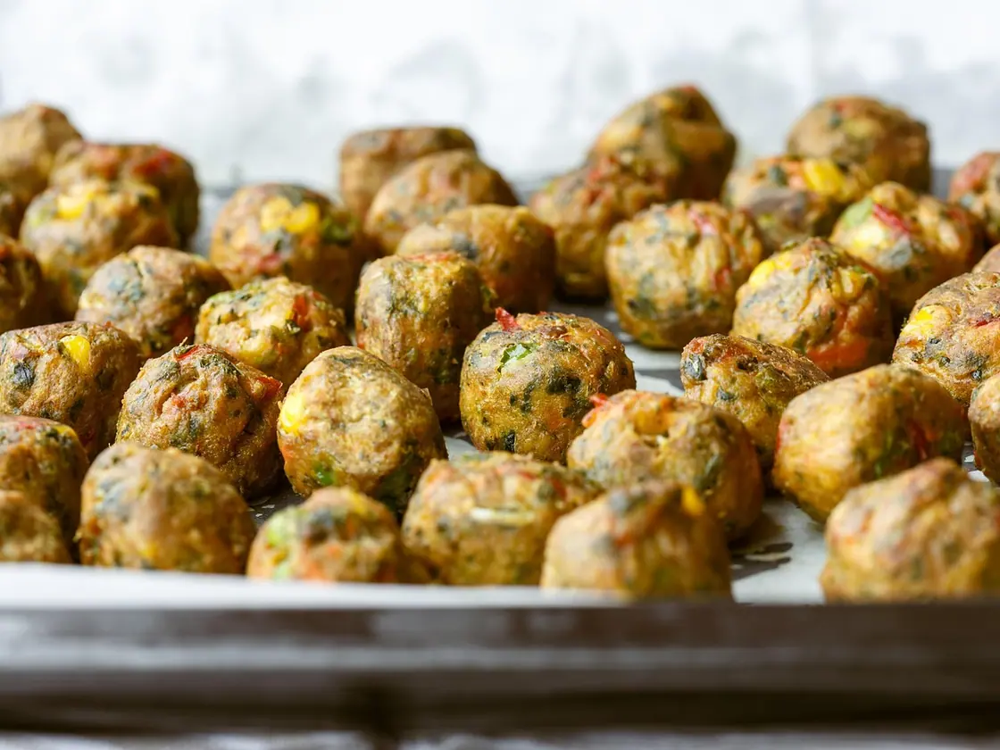 Albóndigas veganas de lentejas en salsa de tomate