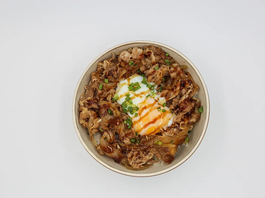 Arroz con huevo, aguacate y kimchi (estilo coreano)