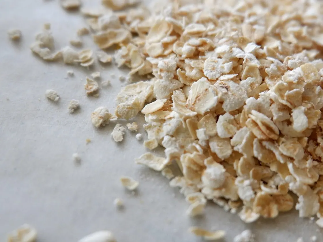 Avena salada con huevo, espinacas y queso