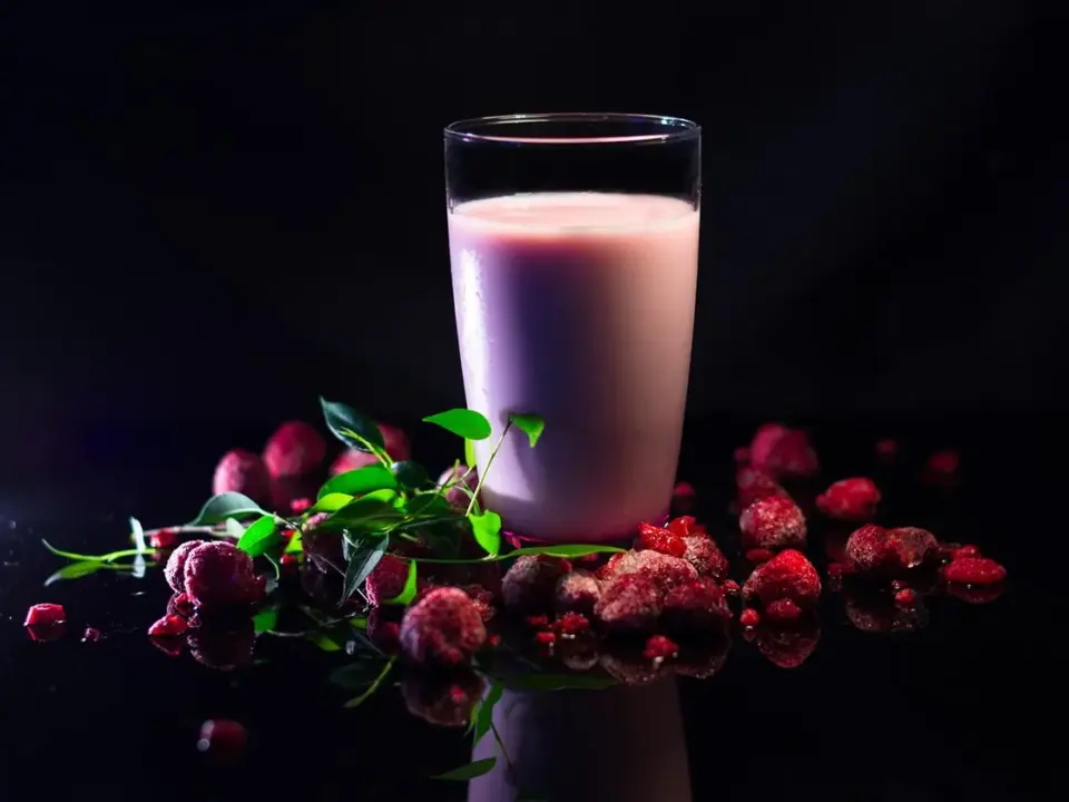 Batido de tarta de queso y frutos rojos