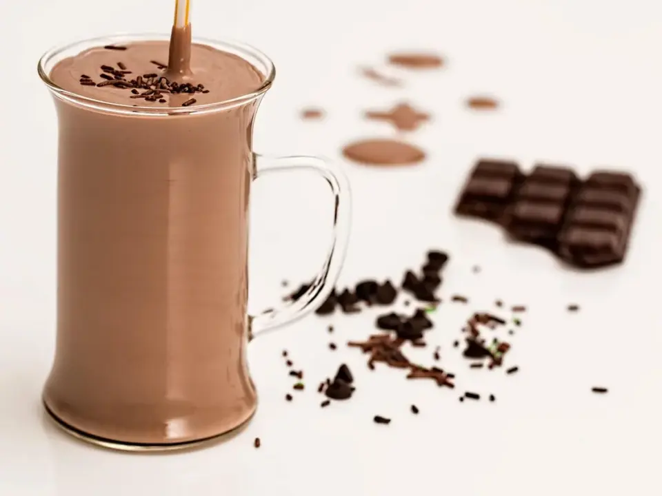 Batido proteico de chocolate y plátano