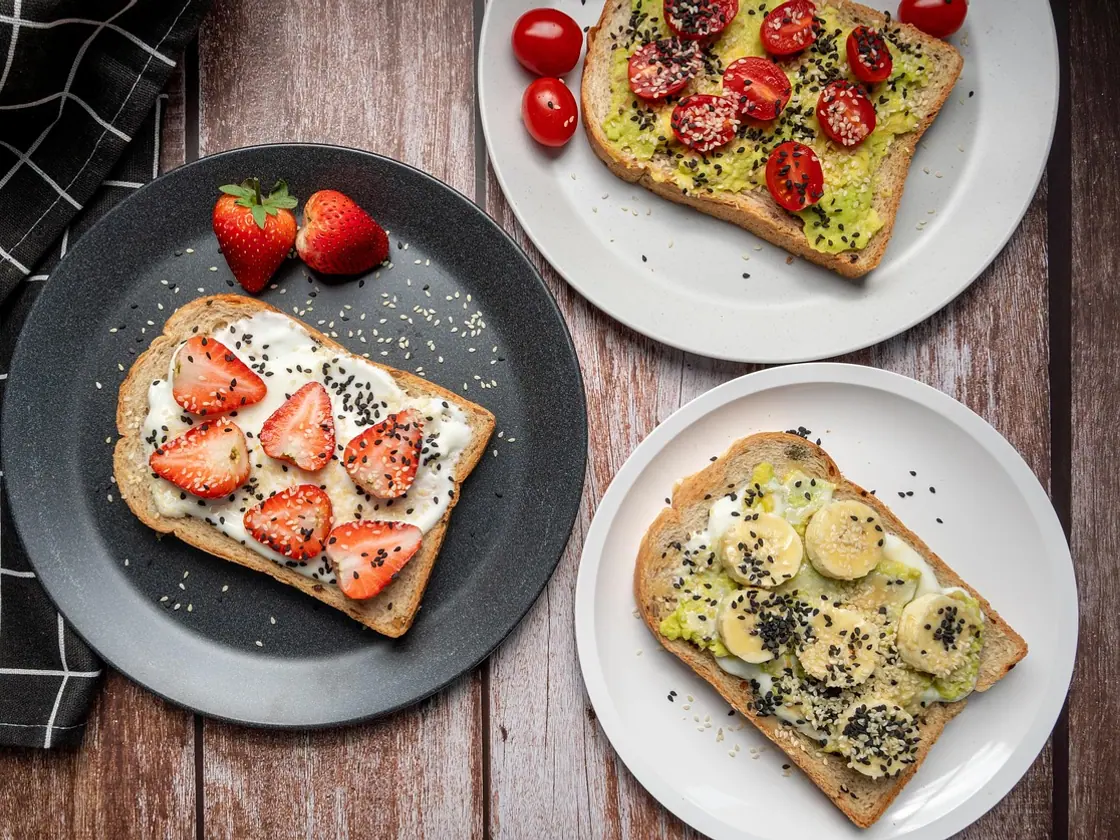 Bocadillo de pavo, aguacate y tomate