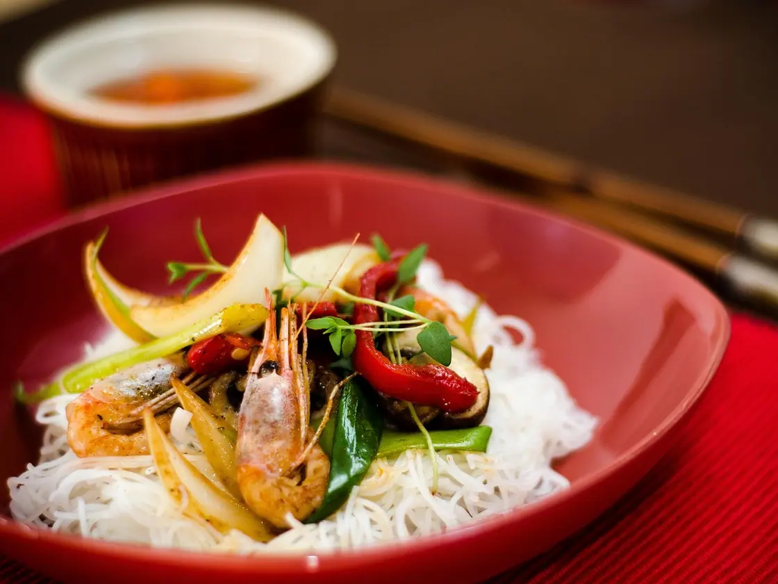 Bowl de gambas, mango y arroz con lima