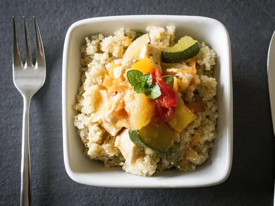 Bowl de quinoa, salmón al horno y aguacate