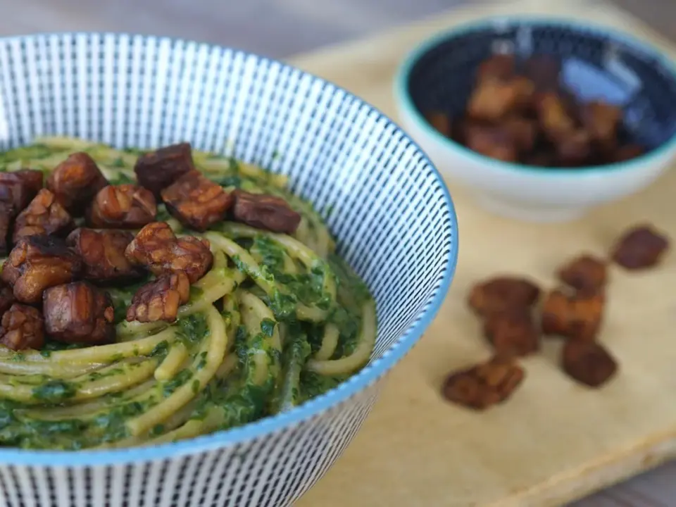 Bowl vegano de tempeh con salsa de cacahuete