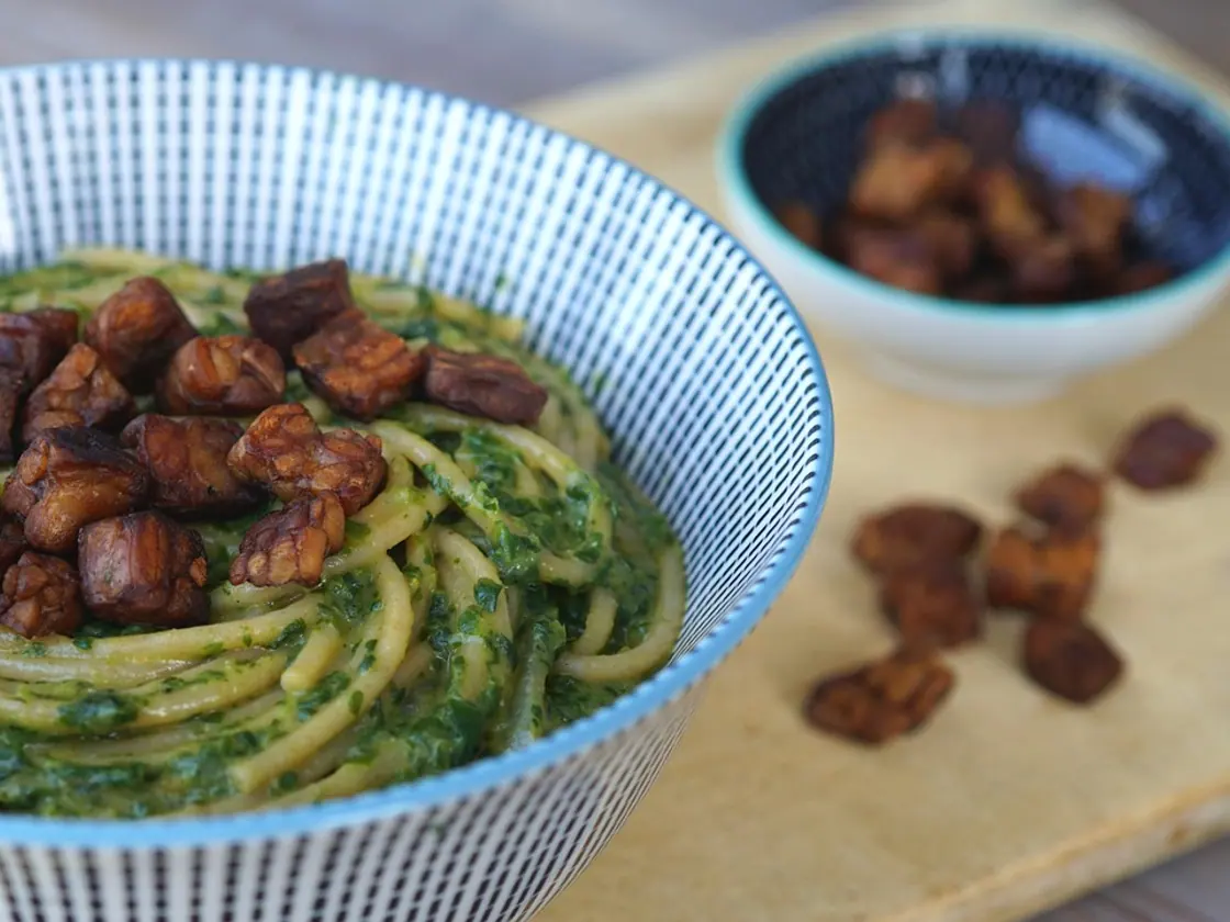 Bowl vegano de tempeh con salsa de cacahuete