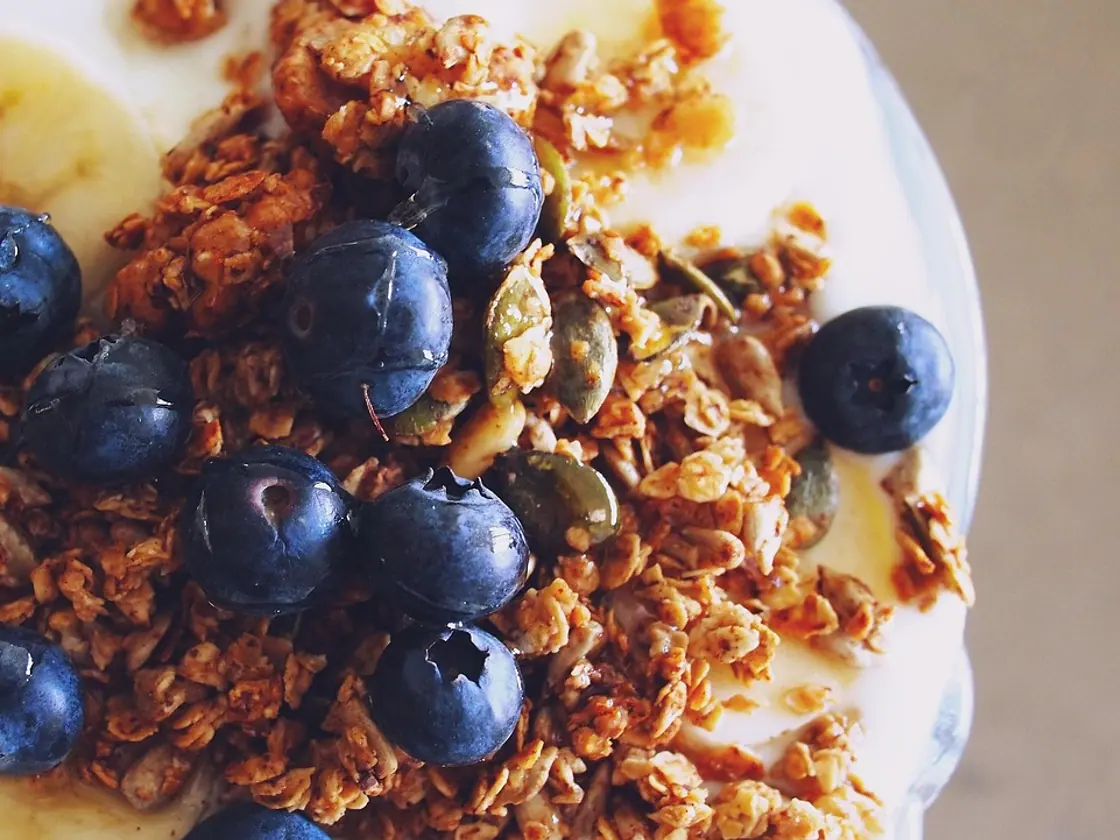 Bowl de yogur griego con granola y frutos rojos
