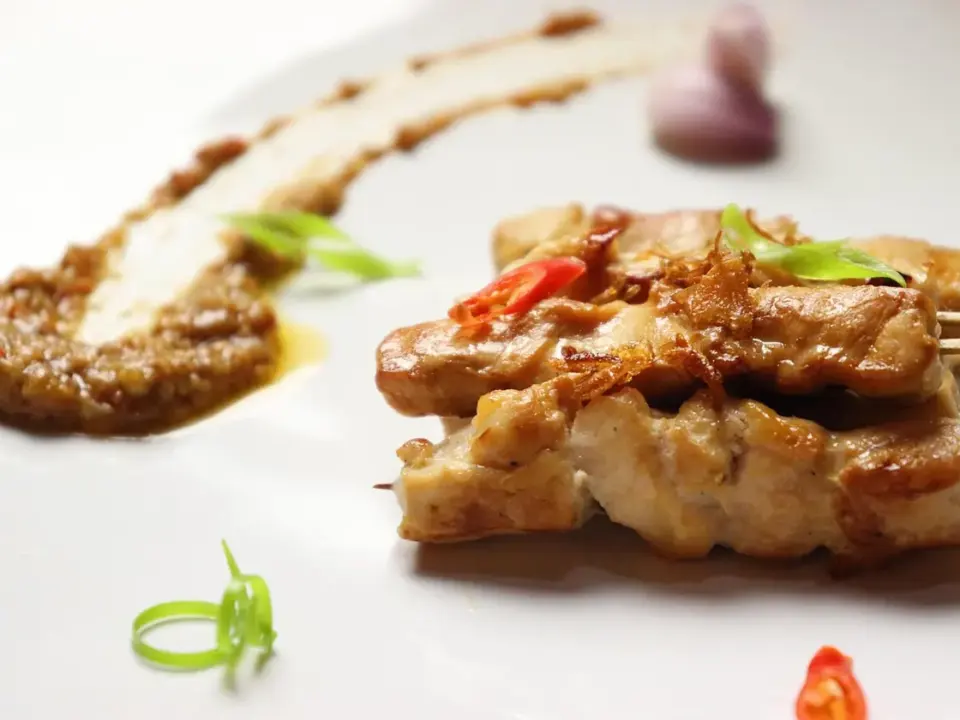 Brochetas de pollo satay con salsa de cacahuete