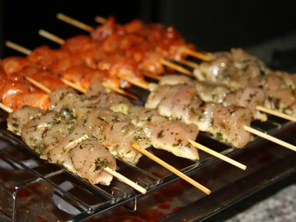 Brochetas de pollo marinadas en yogur
