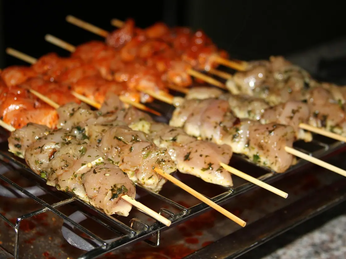 Brochetas de pollo marinadas en yogur