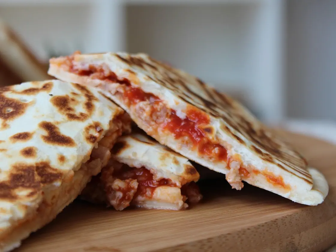 Calzone de pollo, espinacas y queso cottage