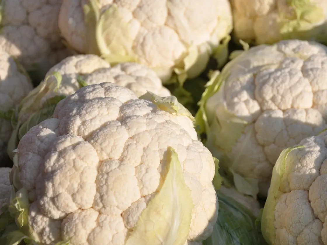 Coliflor asada entera con tahini y garbanzos