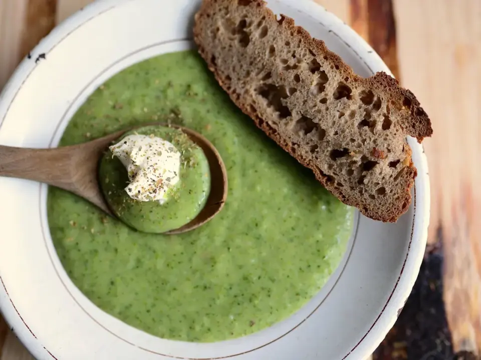 Crema de brócoli y cheddar
