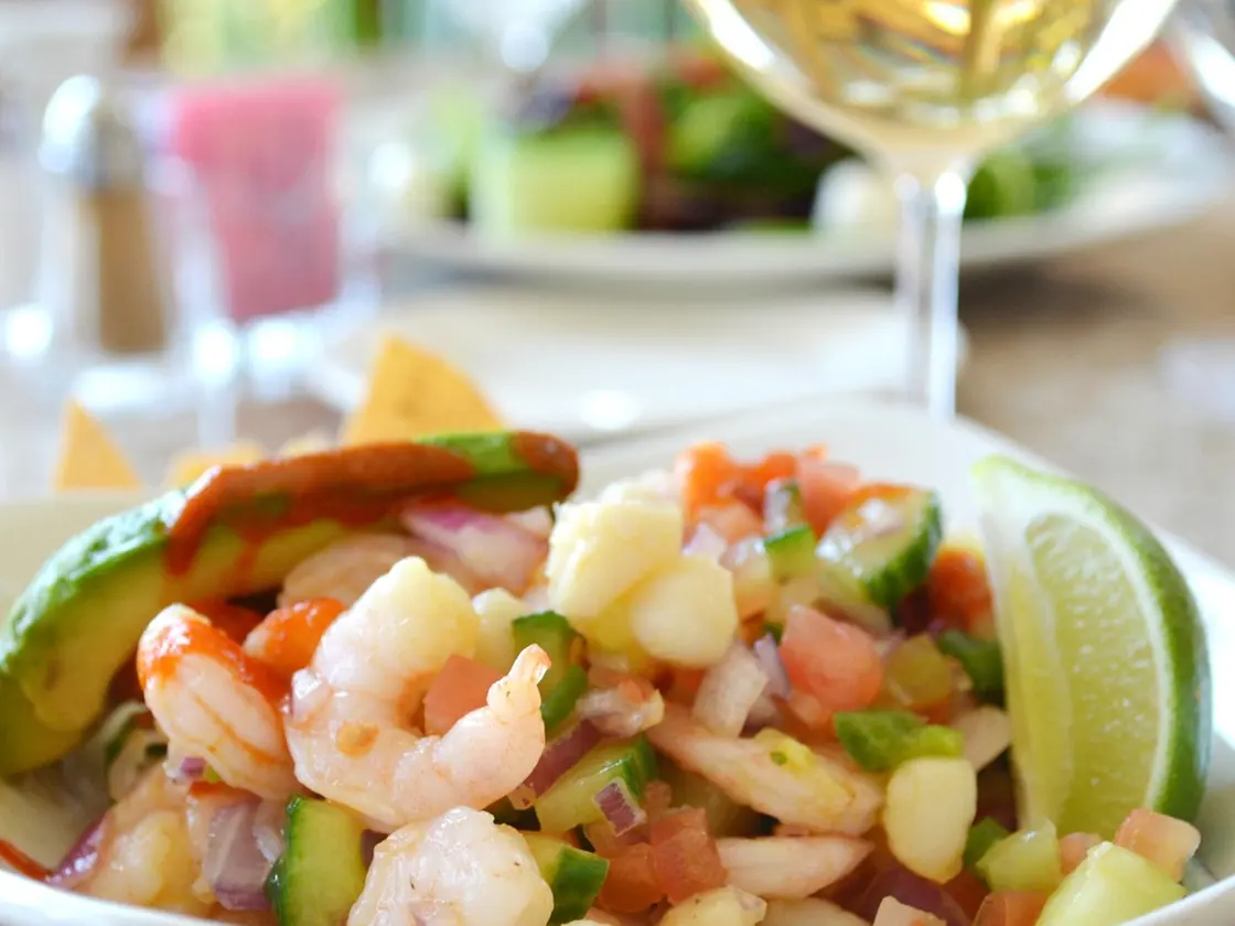 Ensalada de aguacate, gambas y mango