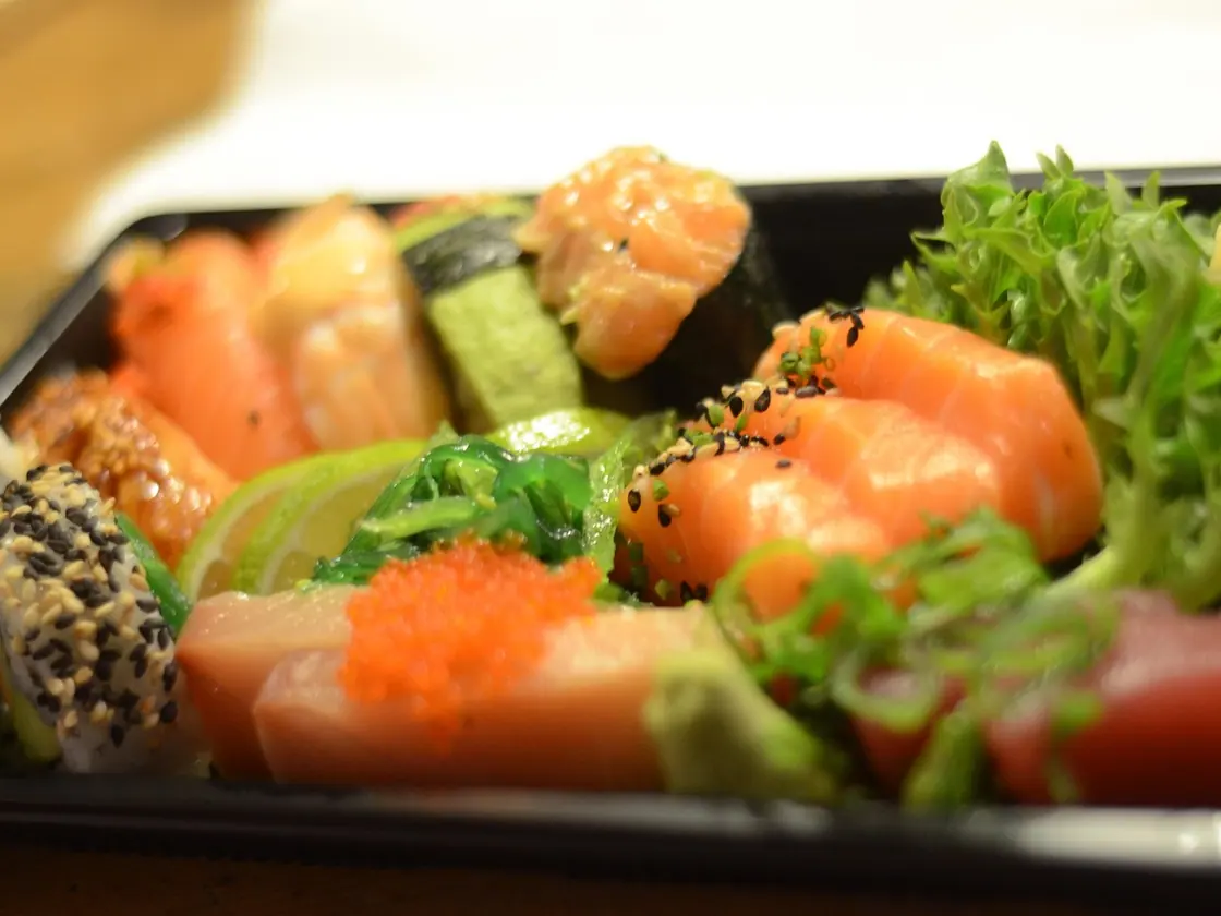 Ensalada de salmón ahumado, aguacate y naranja