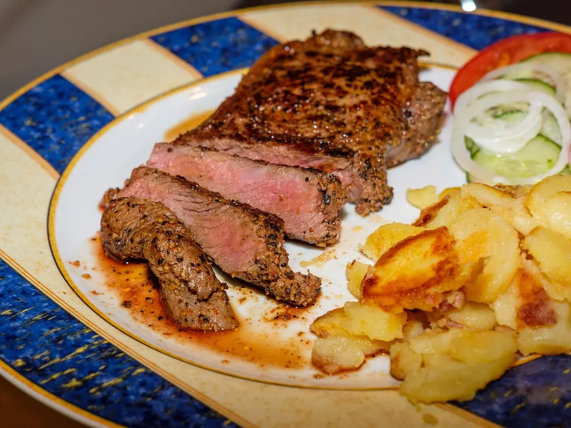 Filete de ternera con patatas y pimientos