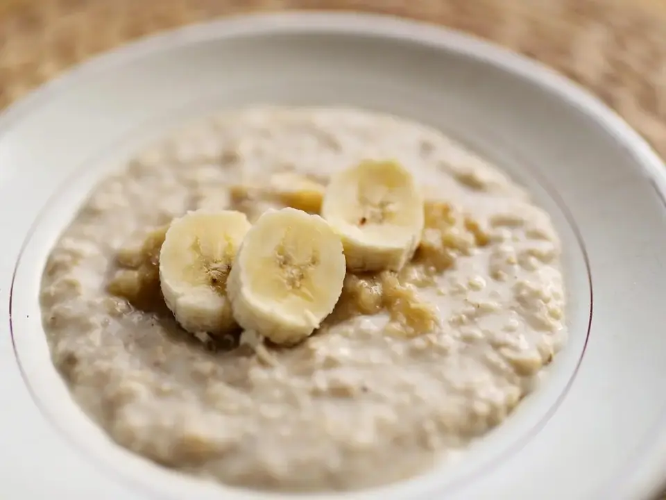 Gachas de avena proteicas con plátano