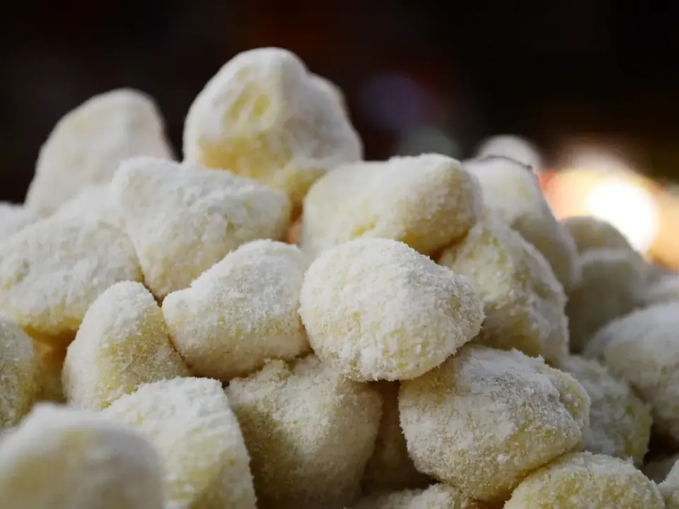Gnocchi con pesto, guisantes y queso fresco