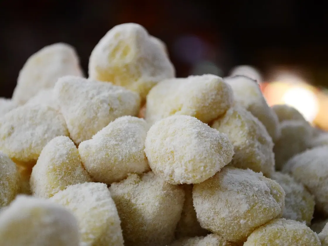 Gnocchi con pesto, guisantes y queso fresco