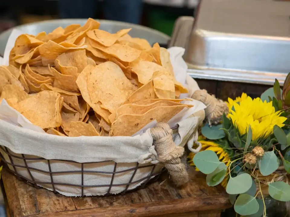 Guacamole casero con totopos al horno