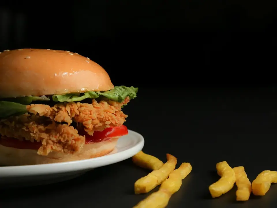 Hamburguesa de pollo con aguacate y bacon