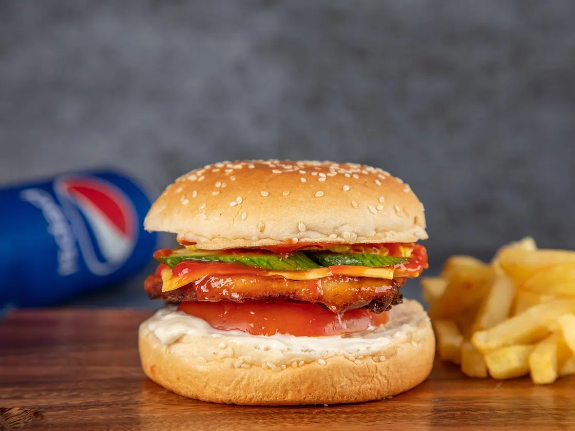 Hamburguesa de pollo teriyaki con piña