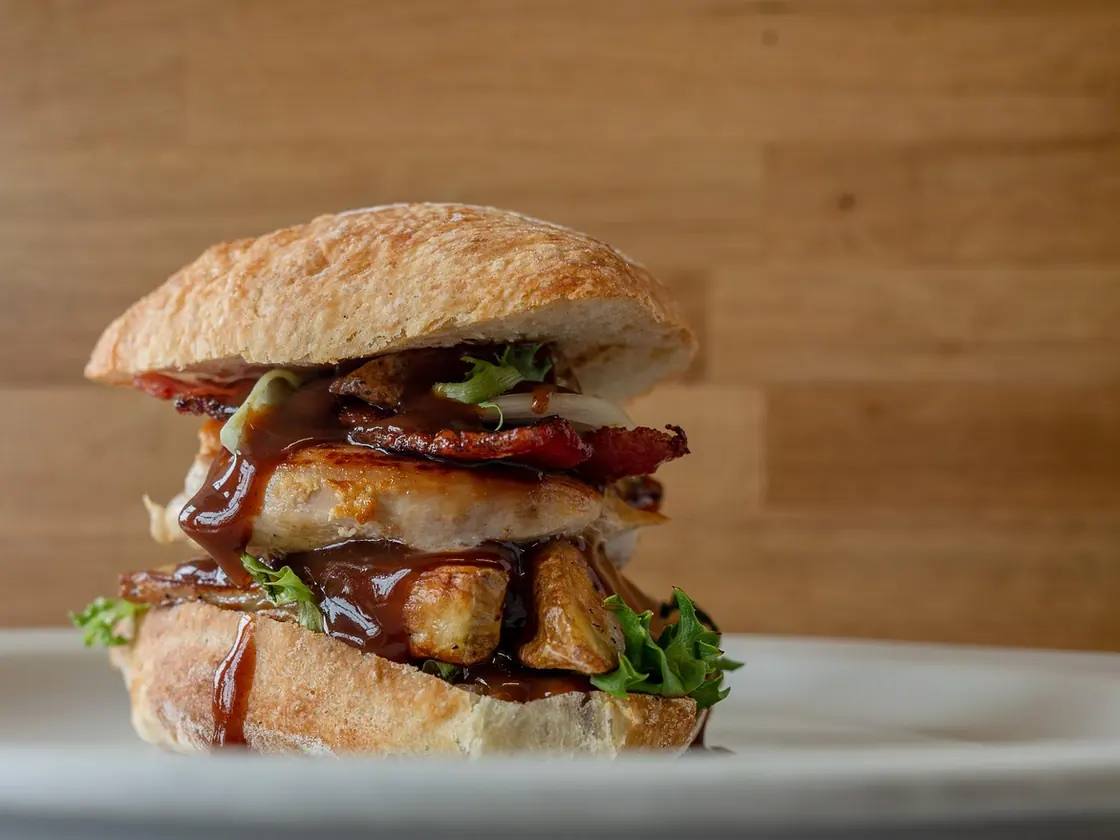 Hamburguesa de salmón con salsa de eneldo
