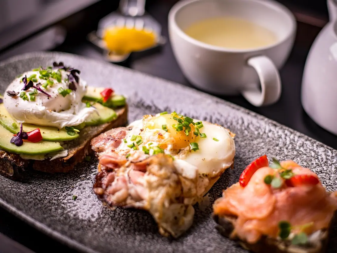 Huevos benedict con salsa holandesa ligera