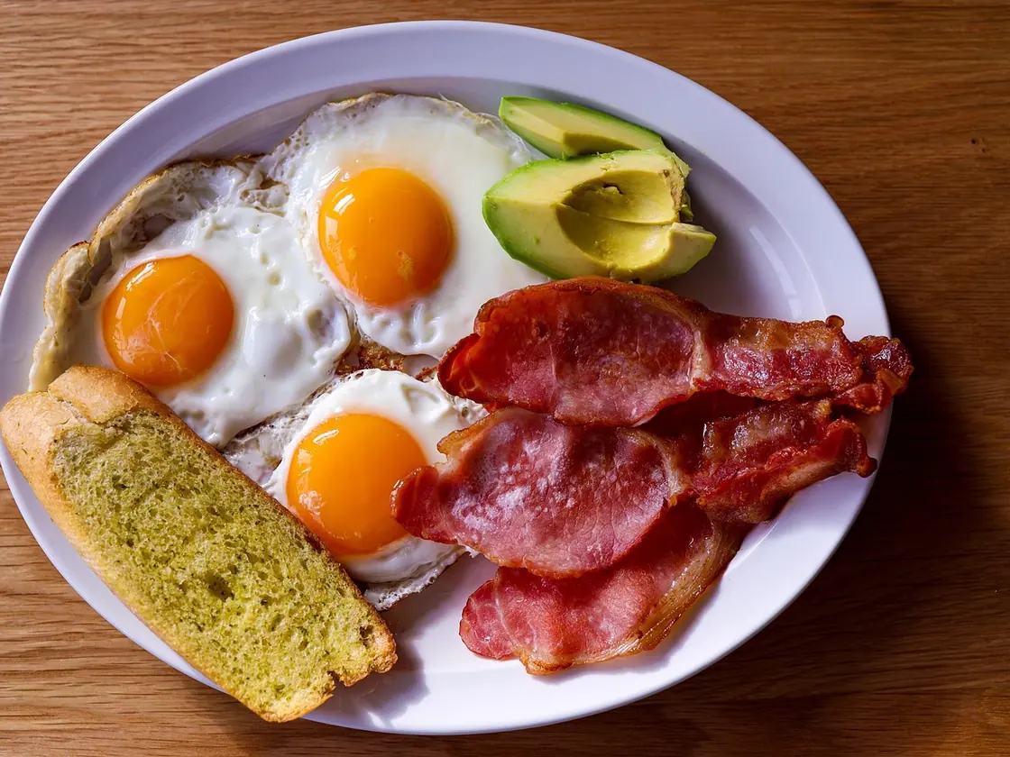Huevos al horno dentro de aguacate