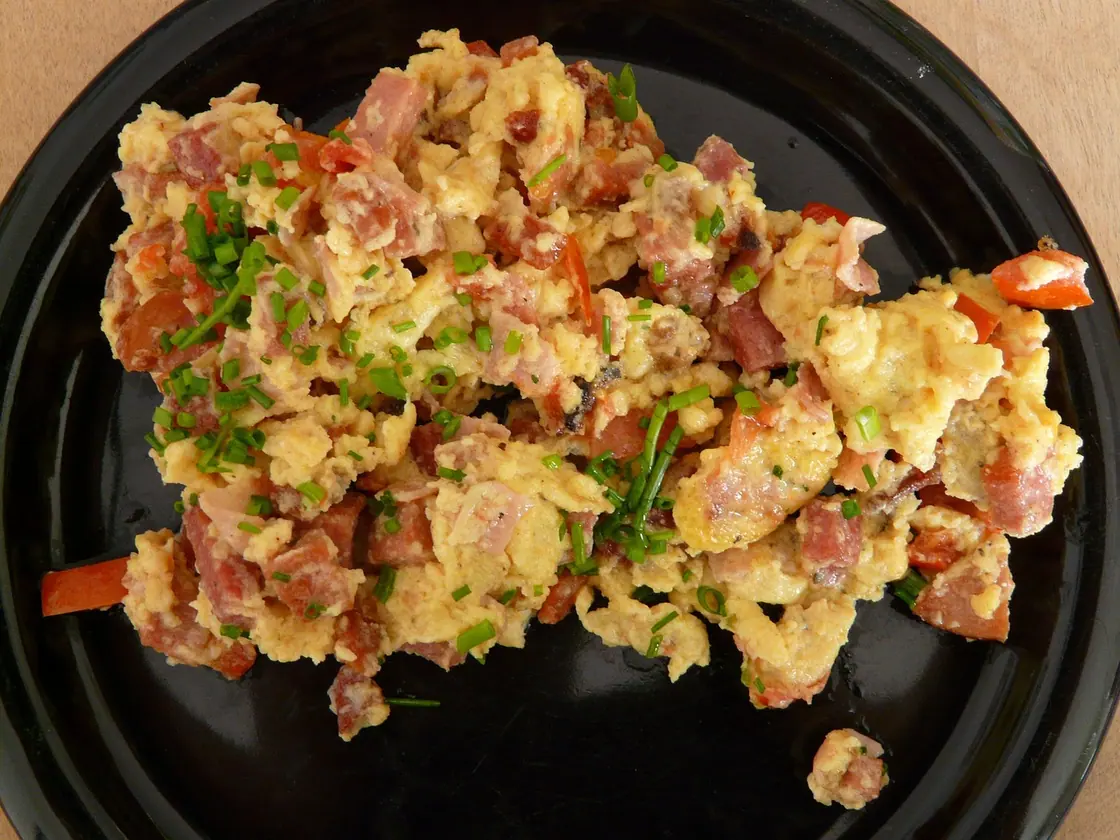 Huevos revueltos con salmón y aguacate