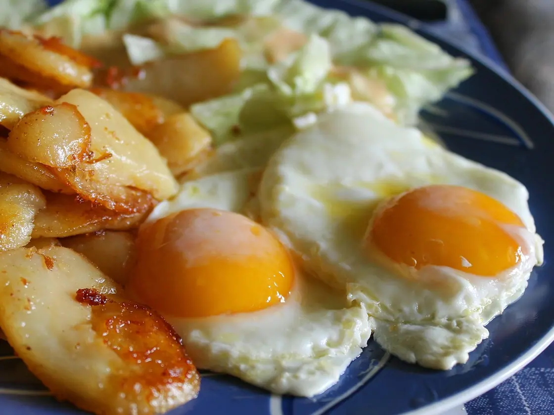 Huevos rotos con jamón y patatas en air fryer