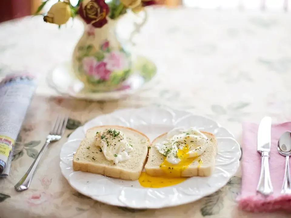 Huevos turcos (çılbır) con yogur y mantequilla de pimentón