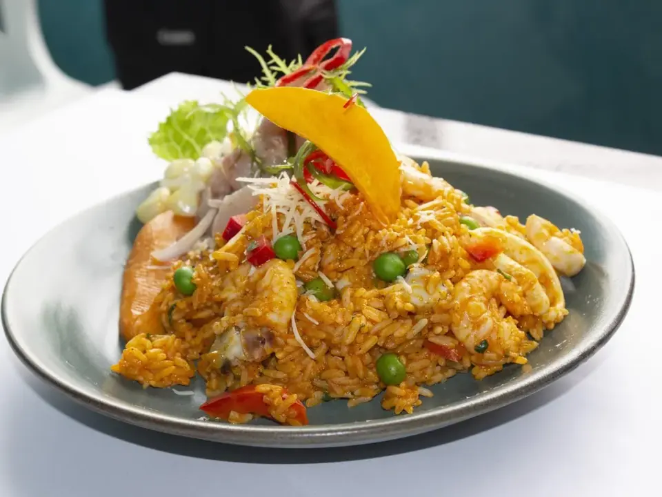 Jambalaya de pollo, salchicha y gambas