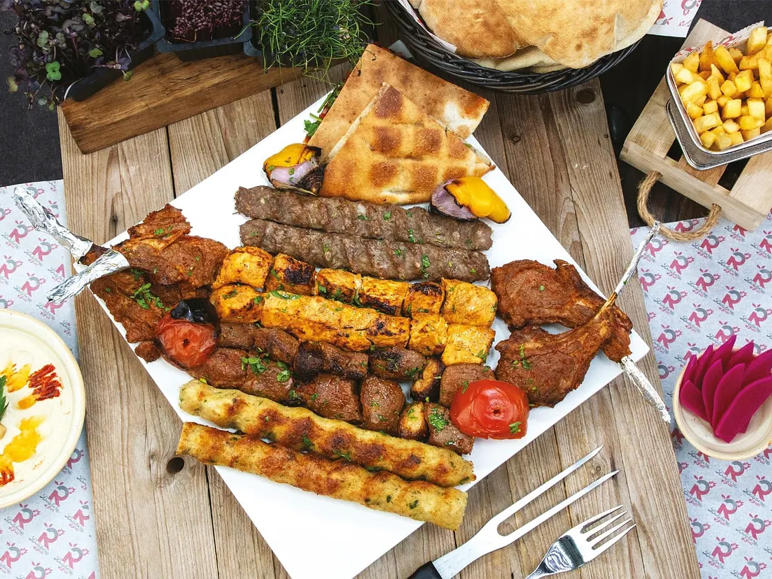 Kebab de pollo casero en sartén