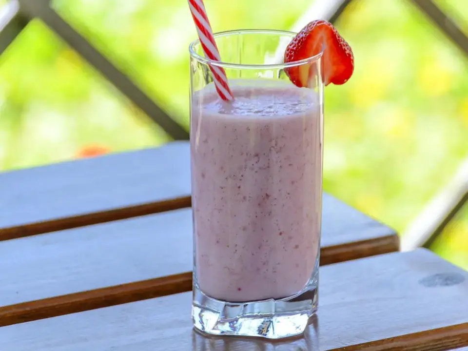 Bol de kéfir con avena y frutos rojos