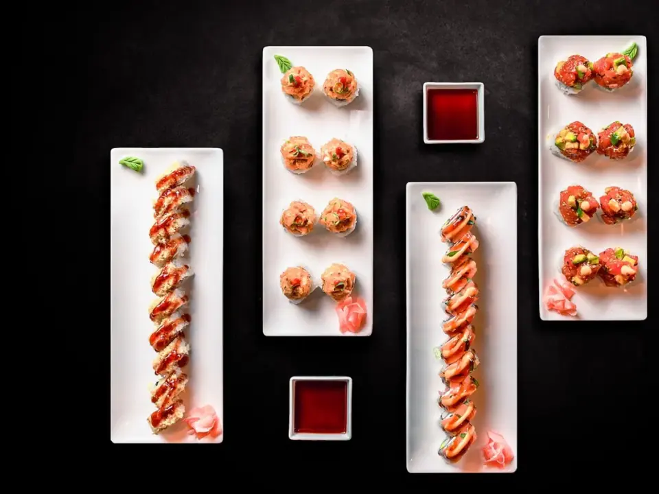 Makis caseros de salmón y aguacate