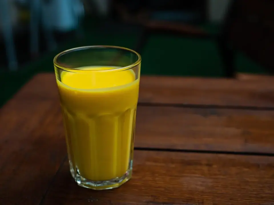 Mango lassi proteico