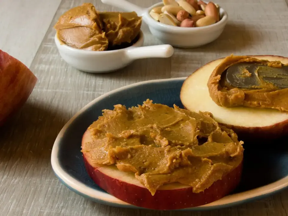 Rodajas de manzana con crema de cacahuete