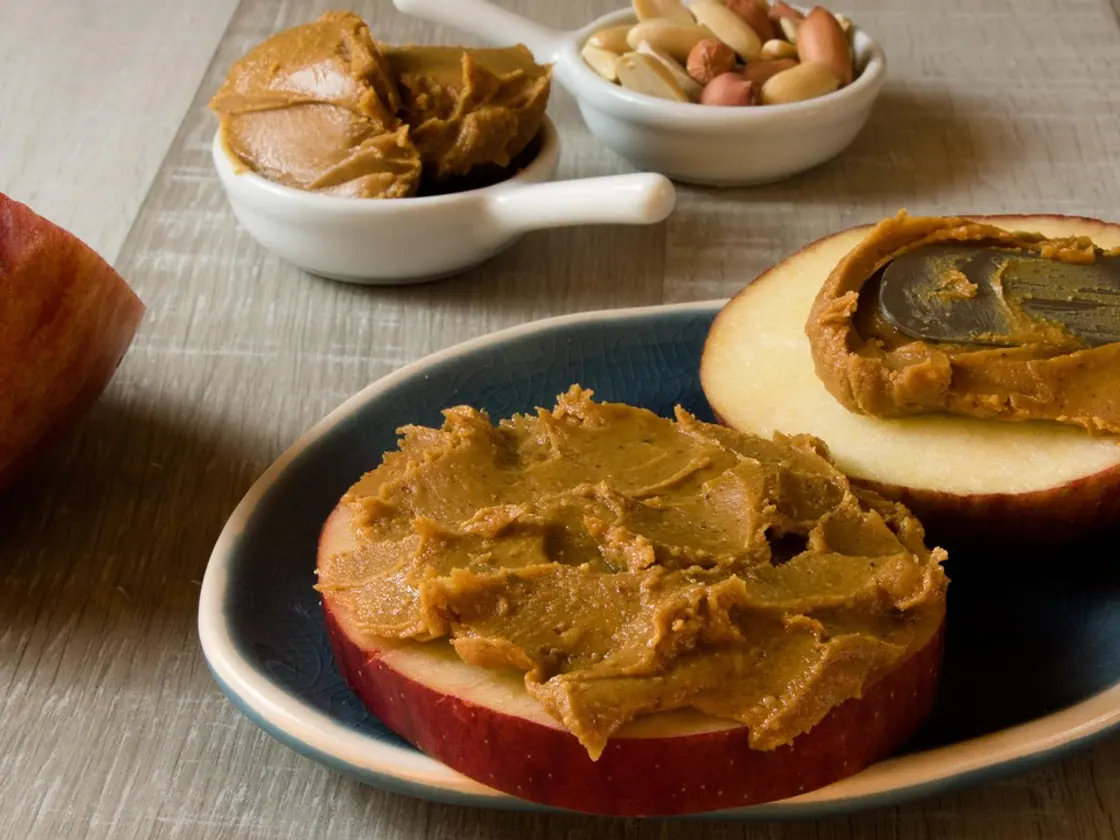 Rodajas de manzana con crema de cacahuete