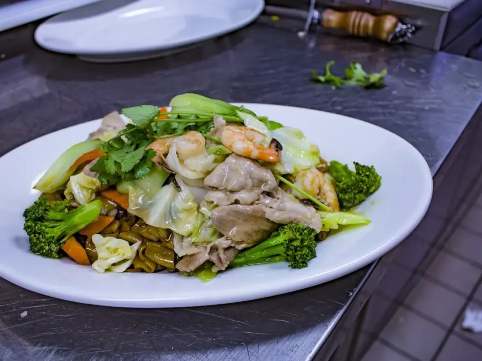 Noodles con pollo y verduras (chow mein)