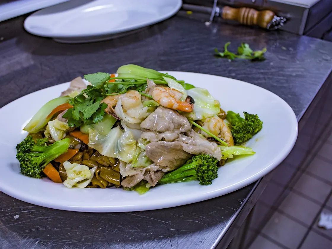Noodles con pollo y verduras (chow mein)