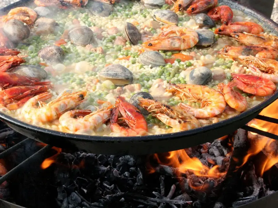 Paella mixta de pollo y marisco