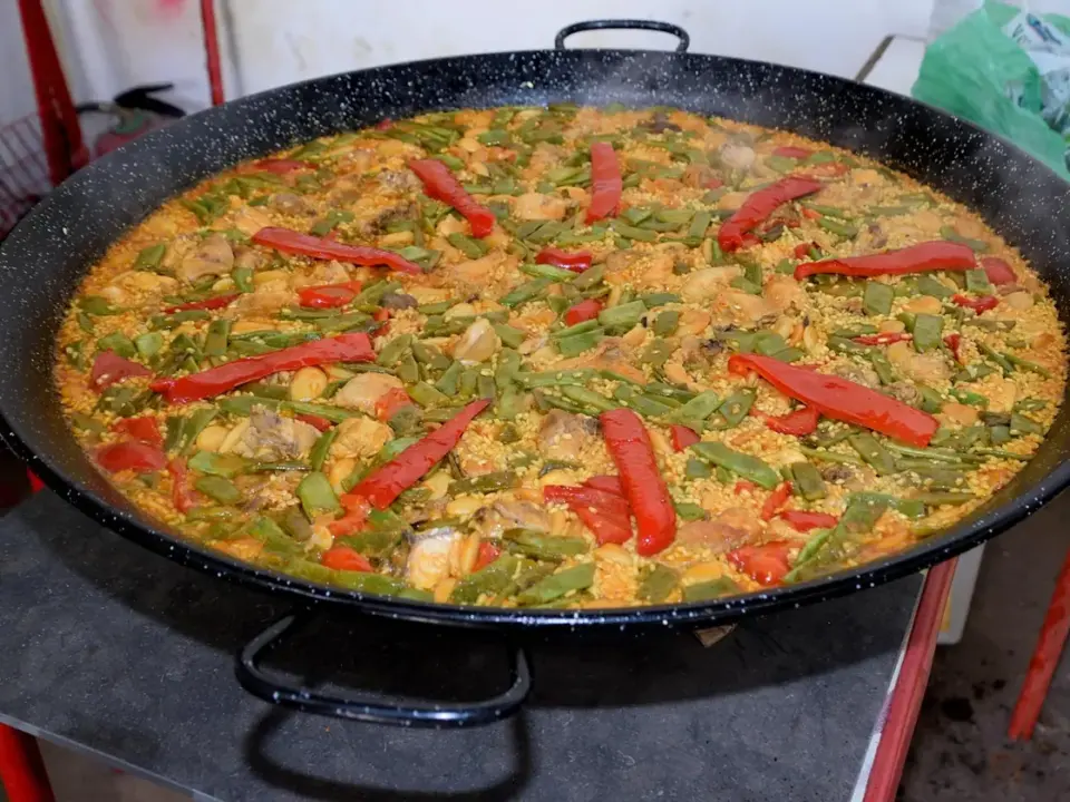 Paella de pollo y verduras