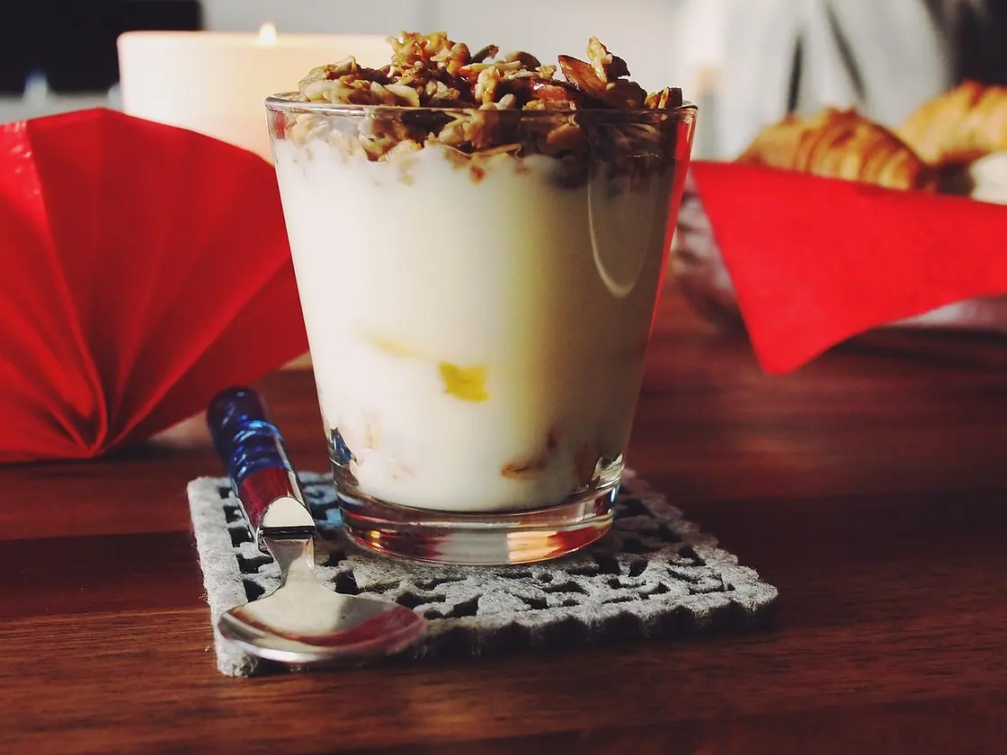 Parfait de yogur proteico y fresas