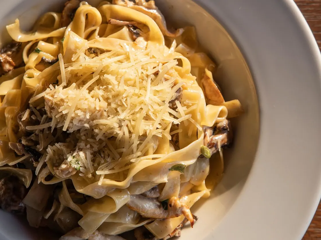 Pasta Alfredo ligera con pollo