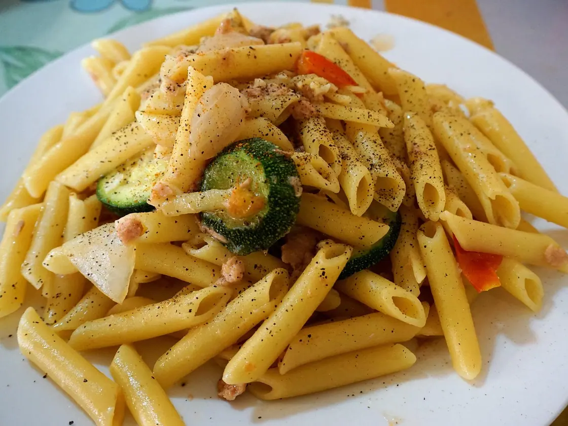 Pasta con atún y tomate en 15 minutos