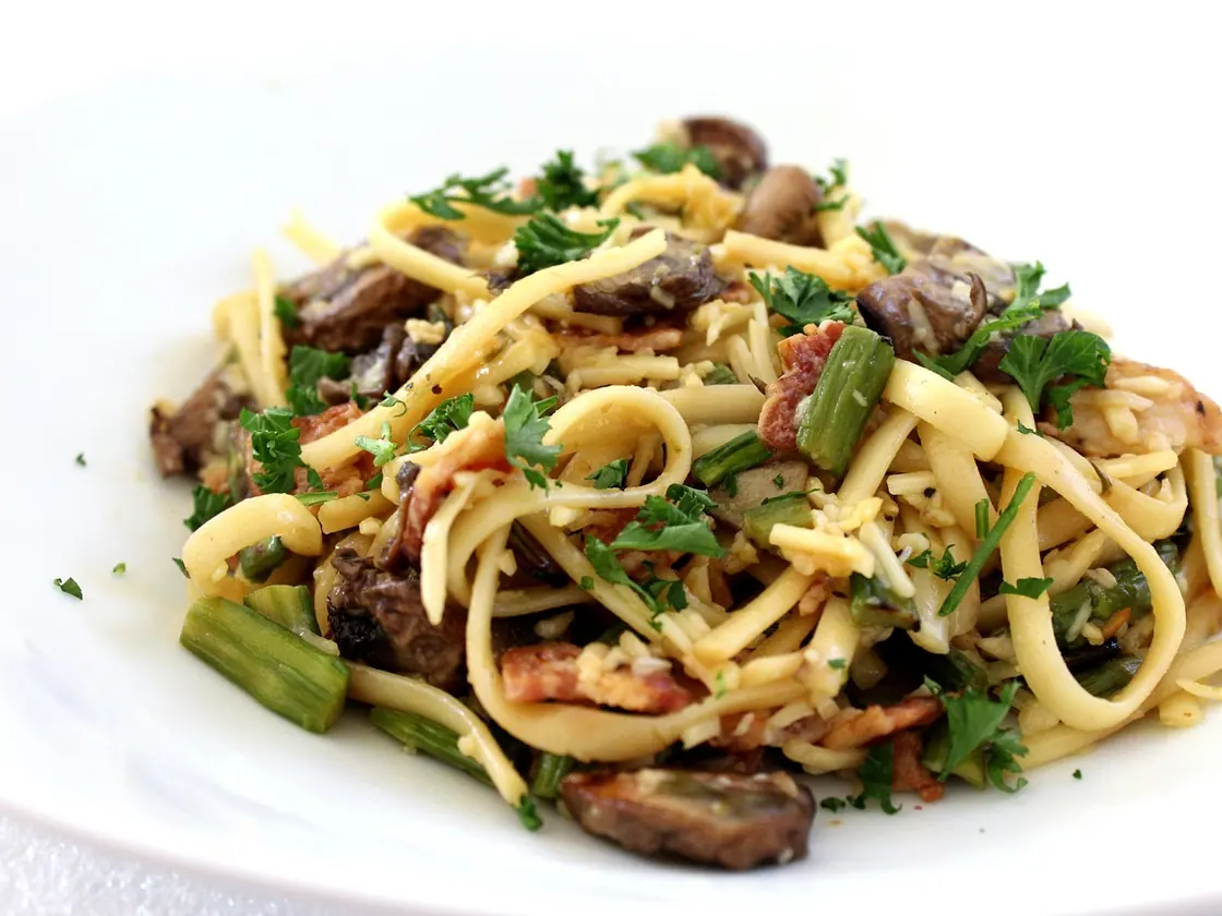 Pasta cremosa de bacon y champiñones (volumen)
