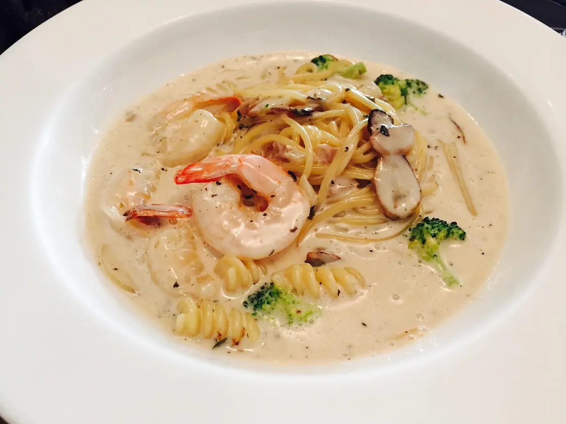 Pasta con brócoli y salchicha de pollo
