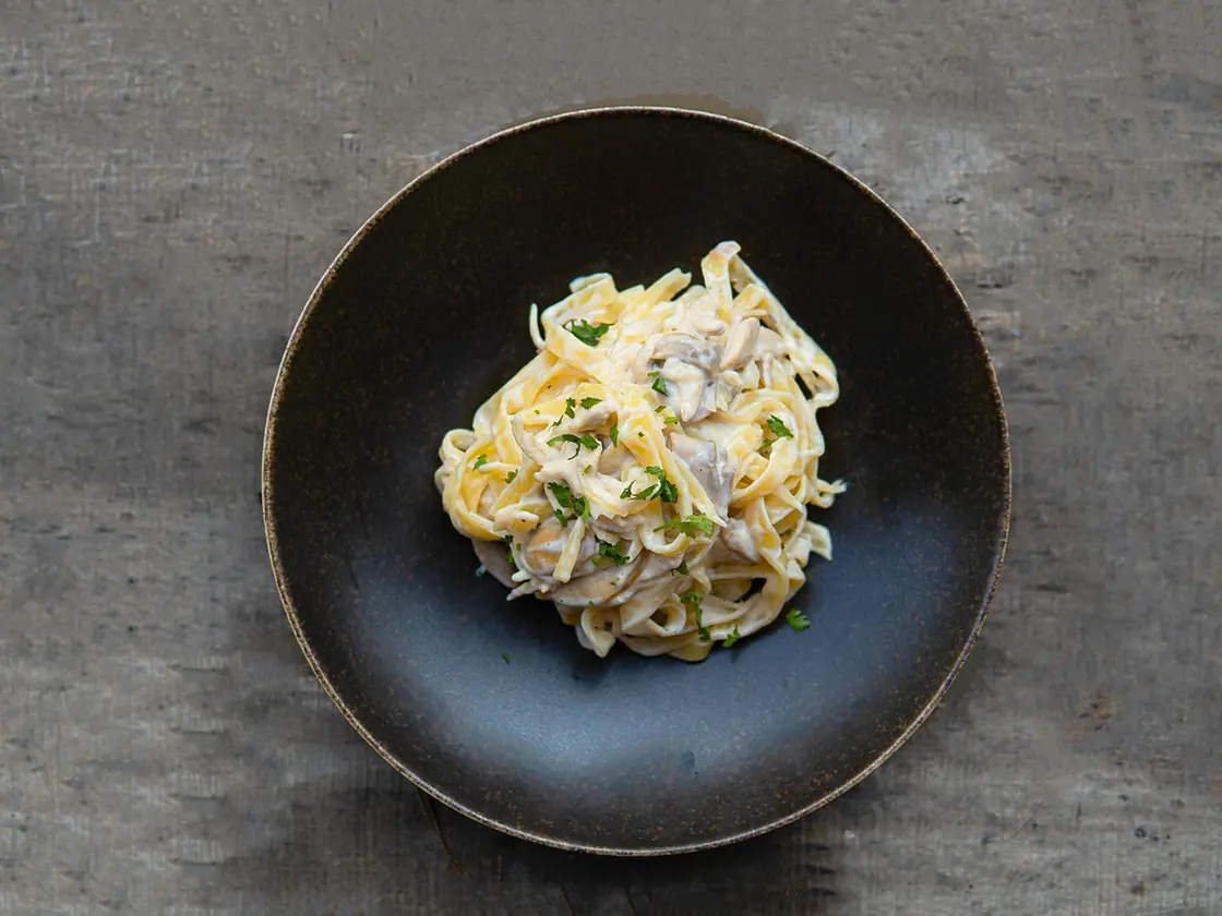 Pasta cremosa de pollo y champiñones