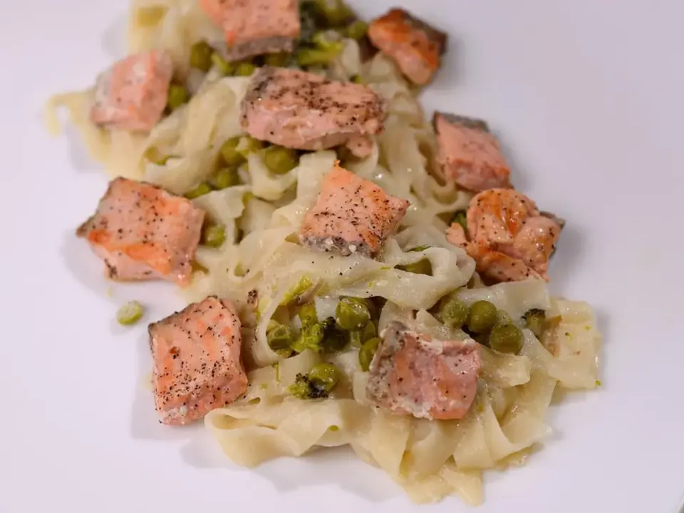 Pasta con guisantes, jamón y queso
